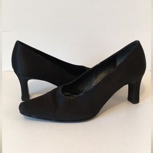 Ann Taylor Black Pumps